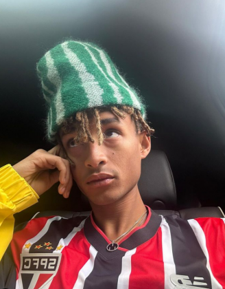 Jaden Smith, filho de Will Smith, causou alvoroço ao posar com a camisa do São Paulo Futebol Clube. (Foto: Instagram)