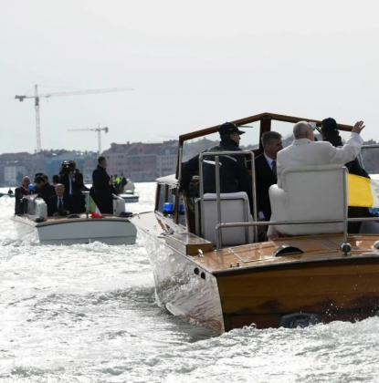 O ápice da viagem foi a visita ao presídio feminino na ilha de Giudecca, onde o Vaticano montou seu pavilhão na Bienal de Veneza. (Foto: Instagram)