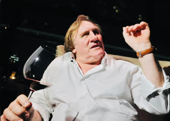 Depardieu está sob custódia policial e deverá responder às denúncias perante as autoridades. (Foto: Instagram)