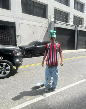 A foto do artista americano usando o uniforme tricolor movimentou as redes sociais. (Foto: Instagram)