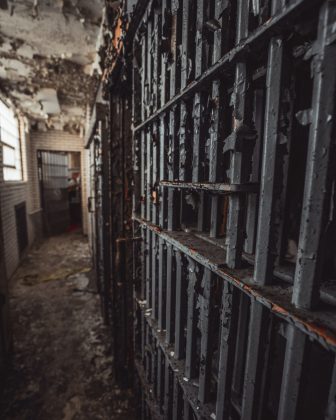 Além de “ostentar ótimo comportamento carcerário”. (Foto Pexels)