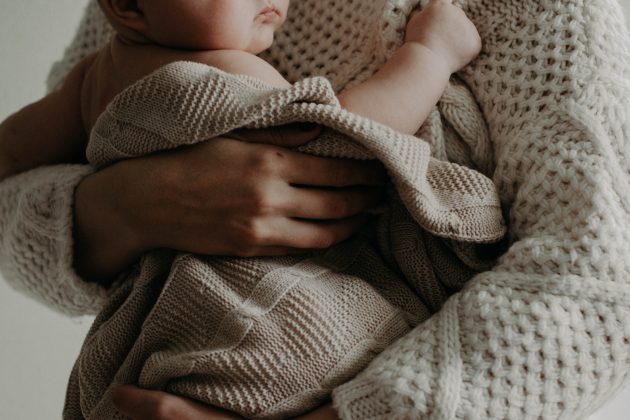 E já havia mantido relações com outros homens na presença deles, em algumas ocasiões, até na mesma cama. (Foto Pexels)