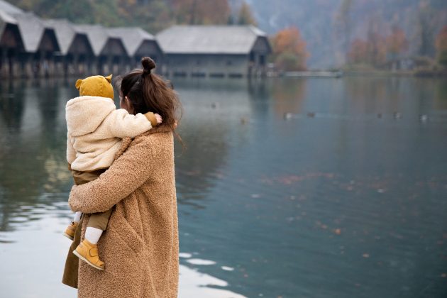 A mãe também privava os filhos mais velhos de frequentar a escola e desfrutar de momentos de lazer adequados à idade. (Foto Pexels)