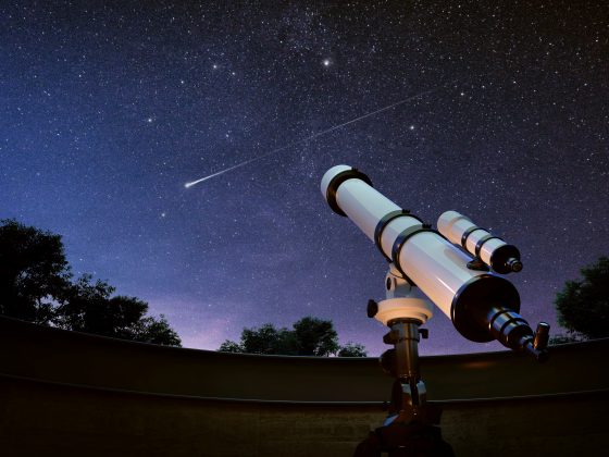 O eclipse solar total promete ser um evento emocionante para os entusiastas da astronomia. (Foto: Freepik)