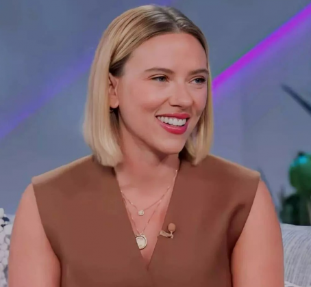 O SAG-AFTRA, sindicato de artistas de rádio e televisão, manifestou apoio a Scarlett Johansson em uma polêmica envolvendo o uso de sua voz em um sistema de inteligência artificial da OpenAI. (Foto: Instagram)