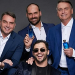 “Mito”: Bolsonaro e filhos estrelam campanha de novo perfume. (Foto: Instagram)