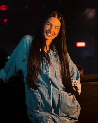 Na madrugada desta última segunda-feira (13), Ana Castela surpreendeu seu namorado, Gustavo Mioto, a cantora apareceu na casa do amado com um buquê de flores (Foto: Instagram)