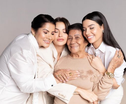 Andressa Suita publica foto rara com mãe, avó e irmã mostrando que a beleza é hereditária (Foto: Instagram)