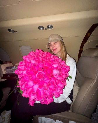 Virginia ganha buquê de flores de Zé Felipe após dias intensos de trabalho em Dubai (Foto: Instagram)