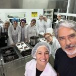 William Bonner, apresentador do Jornal Nacional da TV Globo, aproveitou sua presença no Rio Grande do Sul para cobrir as enchentes que assolaram o estado, para prestar uma homenagem aos voluntários de um abrigo em Taquara. O comunicador tem transmitido as edições diretamente do local. (Foto: Instagram)