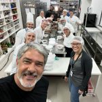 William Bonner publica selfies com cozinheiros de abrigo no RS (Foto: Instagram)