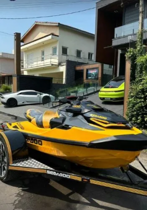 Carro do cantor estava registrado na cor preta, mas ele estava dirigindo na cor vermelha. (Foto: Instagram)