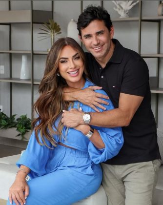 Nova foto juntos: Nicole e Marcelo sorriem ao lado de Pinóquio. (Foto: Instagram)