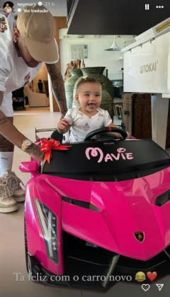 Neymar presenteou sua filha Mavie com um mini Lamborghini rosa. (Foto: Instagram)