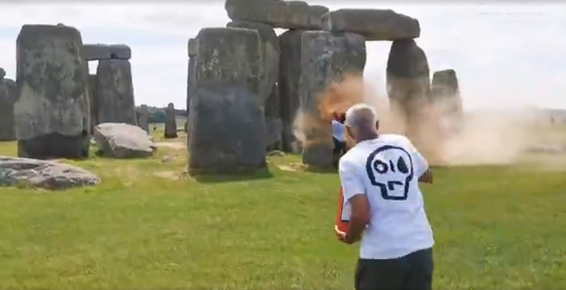 Ativistas climáticos vandalizam Stonehenge com tinta laranja. (Foto: Divulgação: Just Stop Oil)