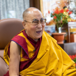 Aos 88 anos, o Dalai Lama continua sendo o líder espiritual do povo tibetano. (Foto: Instagram)