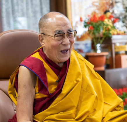 Aos 88 anos, o Dalai Lama continua sendo o líder espiritual do povo tibetano. (Foto: Instagram)