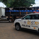 PM encontra 1.500 celulares dentro de carga de azeitonas em caminhão. (Foto: Divulgação PM)