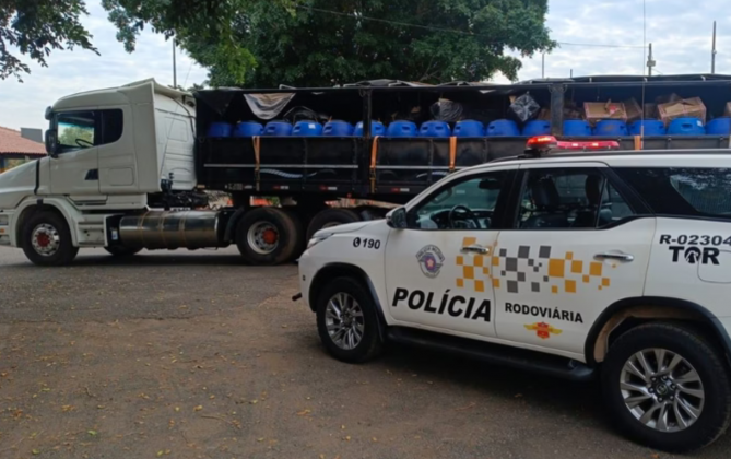 PM encontra 1.500 celulares dentro de carga de azeitonas em caminhão. (Foto: Divulgação PM)