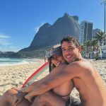 Mariana Goldfarb e Rafael Kemp curtem praia no Rio de Janeiro. (Foto: Instagram)