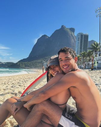 Mariana Goldfarb e Rafael Kemp curtem praia no Rio de Janeiro. (Foto: Instagram)