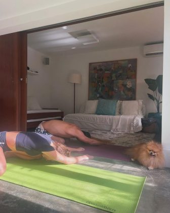 Casal está fazendo ioga juntos, na casa de Mariana. (Foto: Instagram)