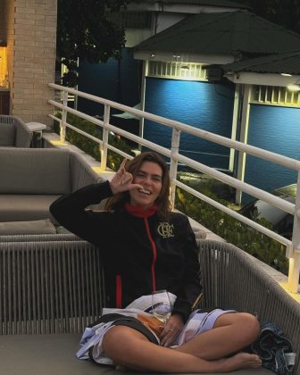 Mariana assiste jogo com casaco do Flamengo de Rafael. (Foto: Instagram)