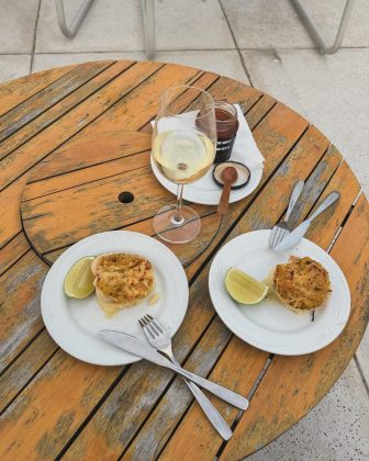 Almoço e vinho entre Rafael e Mariana. (Foto: Instagram)