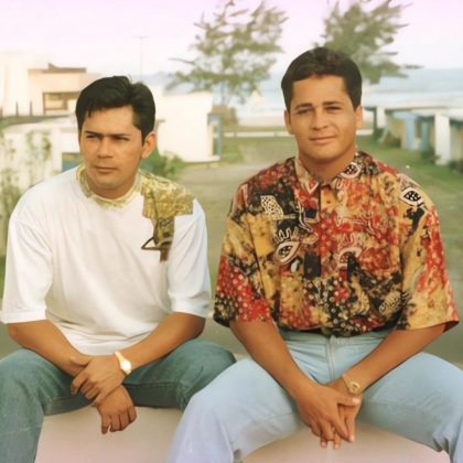 A imagem mostra os dois irmãos sentados lado a lado. (Foto Instagram)