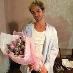 João Guilherme recebe buquê de flores e se declara: “Nós pertencemos um ao outro” (Foto: Instagram)