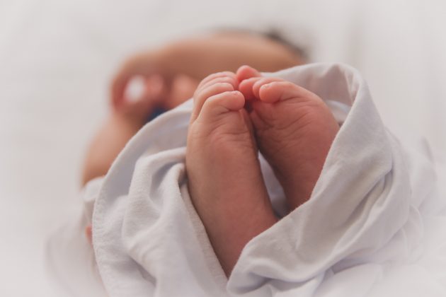 Além da bebê morta, outros dois filhos do casal, gêmeos de 1 ano e 8 meses, também estavam sozinhos em casa no momento do incidente. (Foto Unsplash)