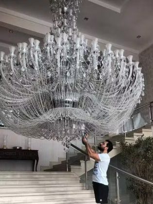 Lustre gigante na sala avaliado em R$ 200 mil: um toque de opulência à decoração. (Foto: Instagram)
