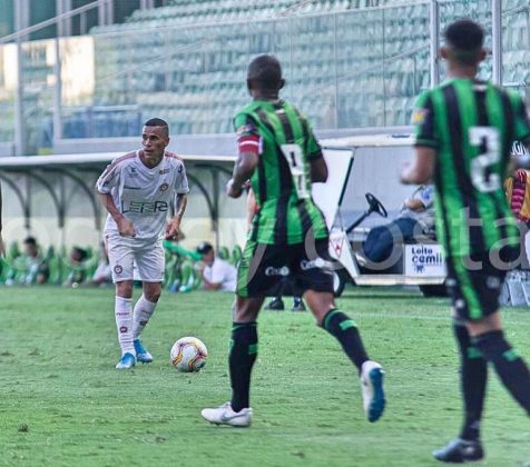 De acordo com relatos de testemunhas, um grupo de homens encapuzados invadiu o local e atacou os jogadores. (Foto Pexels)