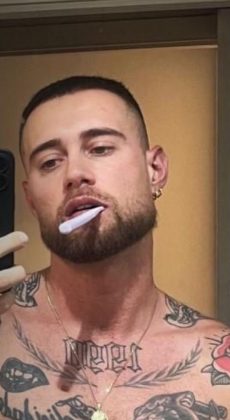 Yuri Bonotto, que costuma faturar nas plataformas de conteúdo adulto atendendo os pedidos dos fãs, vendeu uma escova de dente usada para um assinante do exterior no seu OnlyFans por 400 dólares, cerca de 2.350 reais. (Foto: Instagram)
