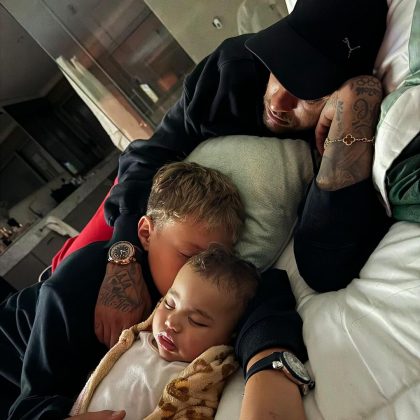 Neymar encanta internautas com foto dormindo com os filhos (Foto: Instagram)