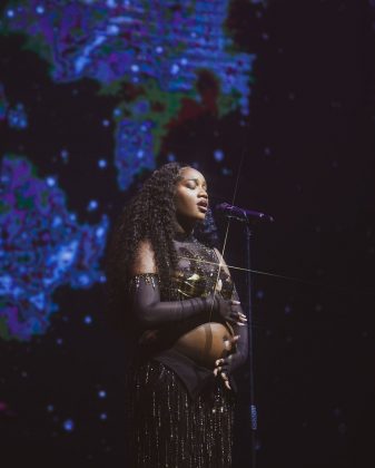 Iza compartilhou uma mensagem emocionante sobre a importância das mulheres negras em sua vida e em sua trajetória. (Foto Instagram)