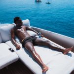 Vinicius Jr. ostenta forma física em fotos de Ibiza, aproveitando o verão europeu ao máximo. (Foto: Instagram)