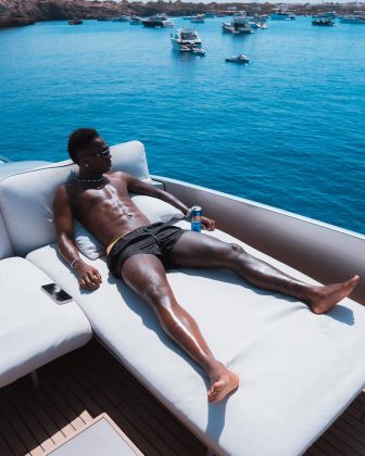 Vinicius Jr. ostenta forma física em fotos de Ibiza, aproveitando o verão europeu ao máximo. (Foto: Instagram)