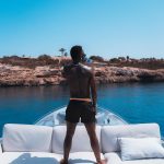 Vinicius Jr. celebra aniversário de 24 anos em Ibiza, recarregando as energias após eliminação da Seleção Brasileira. (Foto: Instagram)