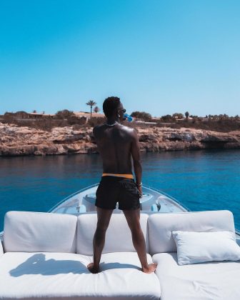 Vinicius Jr. celebra aniversário de 24 anos em Ibiza, recarregando as energias após eliminação da Seleção Brasileira. (Foto: Instagram)