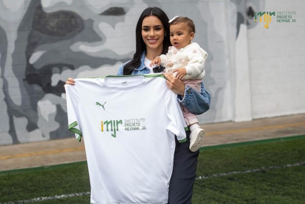 Bruna Biancardi e Mavie visitam o Instituto Neymar Jr. e jogador se derrete: “Meus amores” (Foto: Instagram)