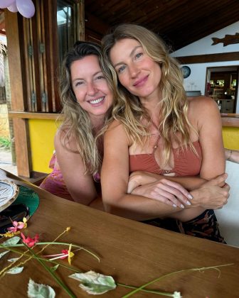 Gisele Bündchen celebra aniversário simples aos lado da irmã gêmea (Foto: Instagram)