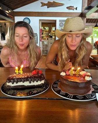 Neste último sábado (20), Gisele Bündchen comemorou seus 44 anos ao lado da sua irmã gêmea, Patrícia Bündchen. A modelo escolheu uma casa de praia para celebrar de maneira simples e ao lado da família. (Foto: Instagram)