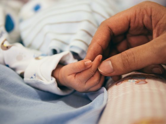 Adolescente dá à luz a bebê prematuro em vaso do banheiro de academia. (Foto Unsplash)