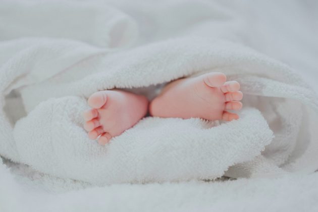 Segundo a profissional, a causa da morte pode estar relacionada ao sufocamento pelo cordão umbilical. (Foto Unsplash)