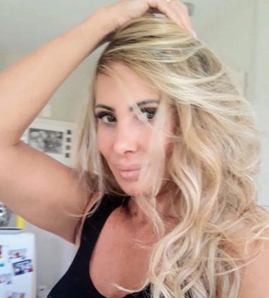 A modelo e apresentadora Ângela Bismarchi recentemente passou por um procedimento de lift facial para rejuvenescer sua aparência em até 20 anos. (Foto: Instagram)