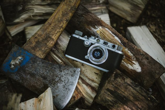 Ele utilizou o machado para quebrar telhas, geladeiras, uma televisão, o forno elétrico e o guarda-roupas. (Foto Pexels)