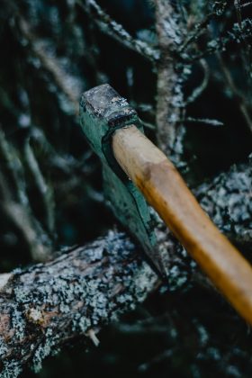 A cena de destruição causou um grande transtorno à vítima, que agora precisa lidar com os prejuízos materiais. (Foto Pexels)