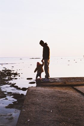 Ante a ameaça, o pai conseguiu pegar uma espingarda do tipo soca-soca. (Foto Pexels)