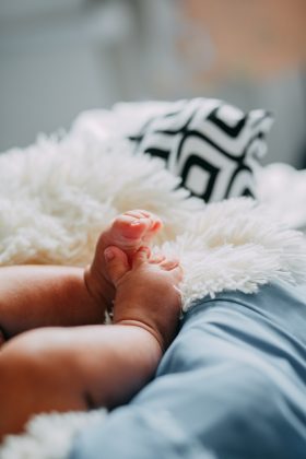 Ou veio a óbito após ser abandonado na lixeira. (Foto Pexels)